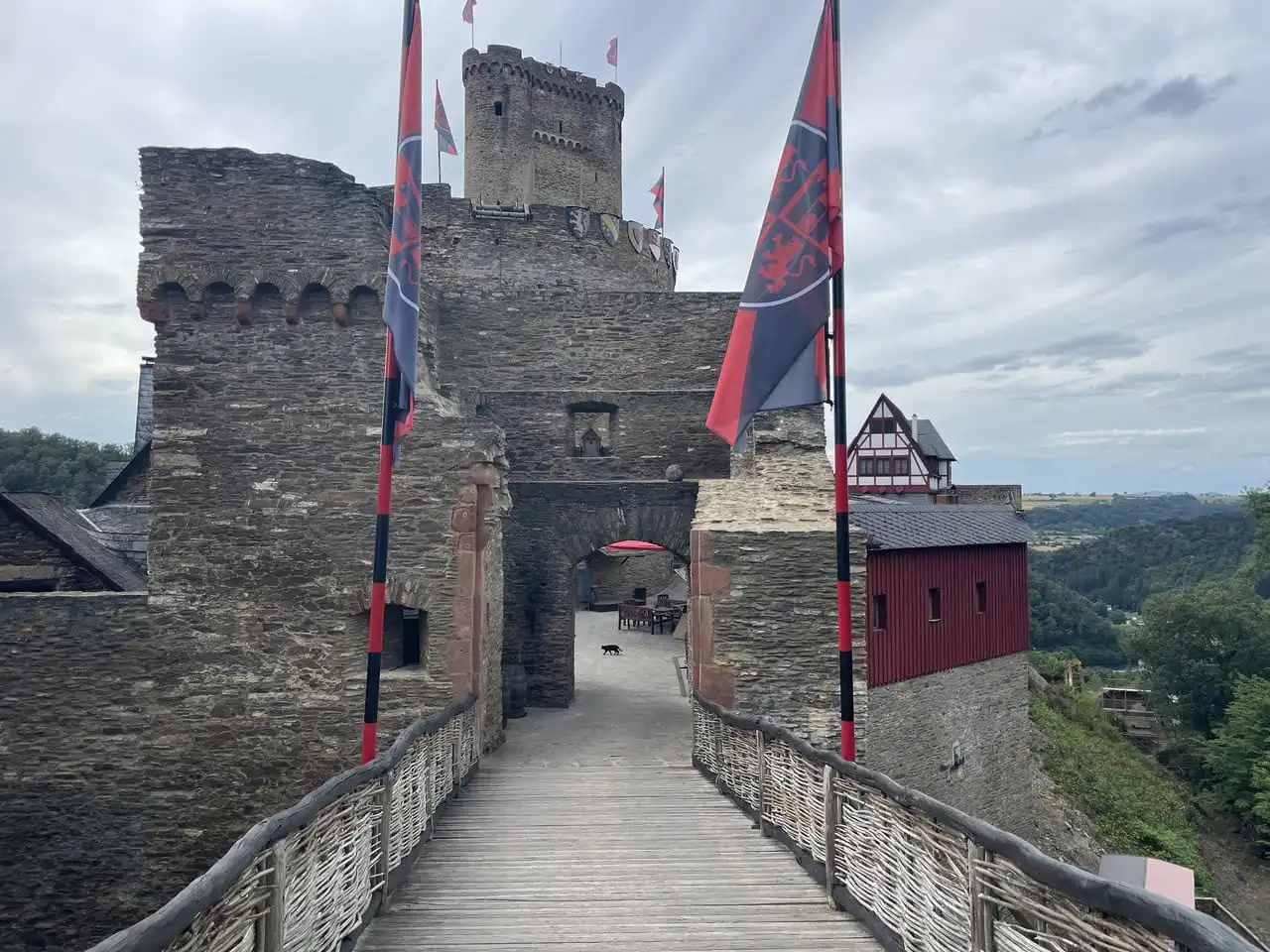 Ehrenburg: (K)night in a castle